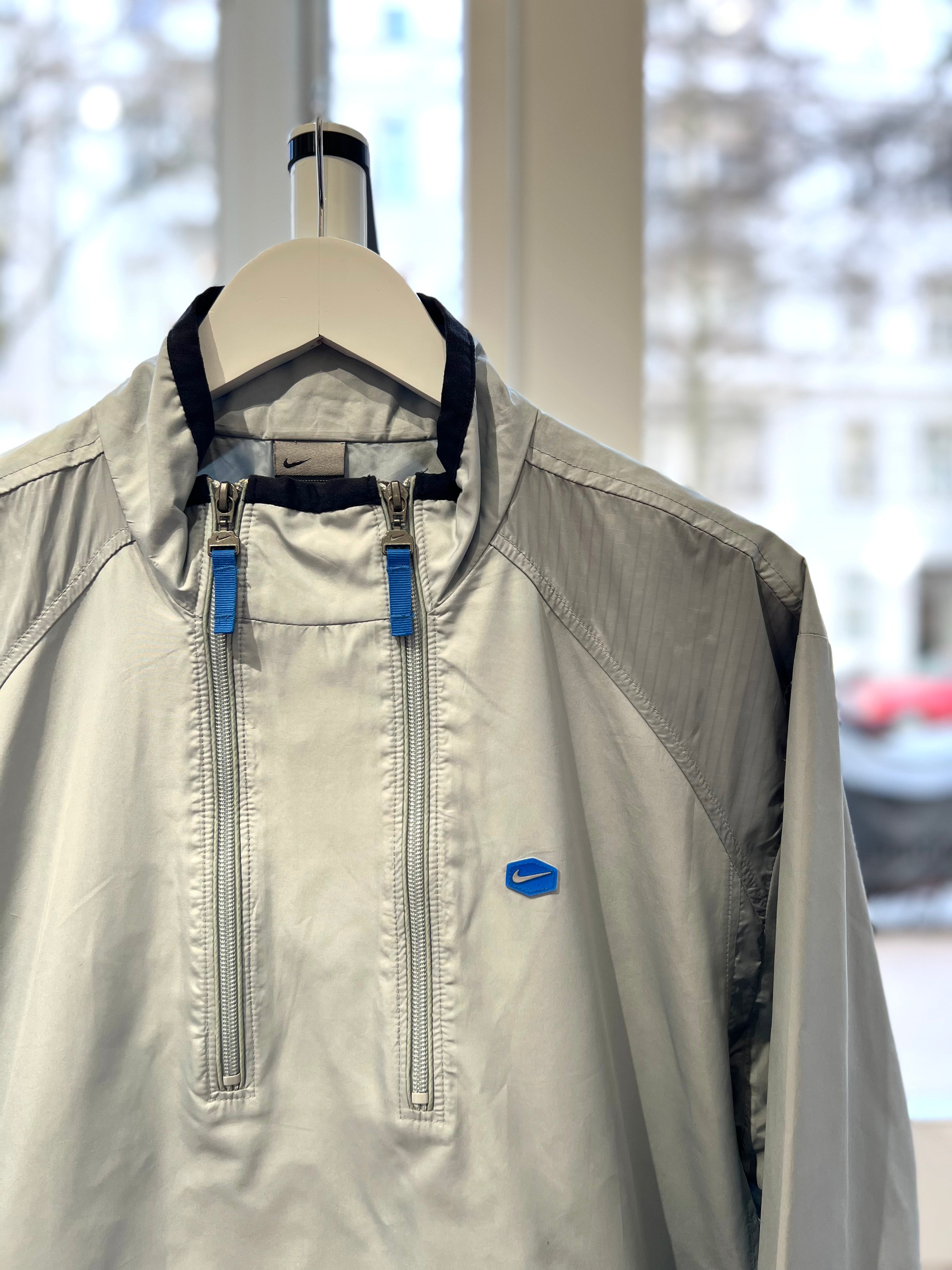 Nike lightweight half-zip jacket　