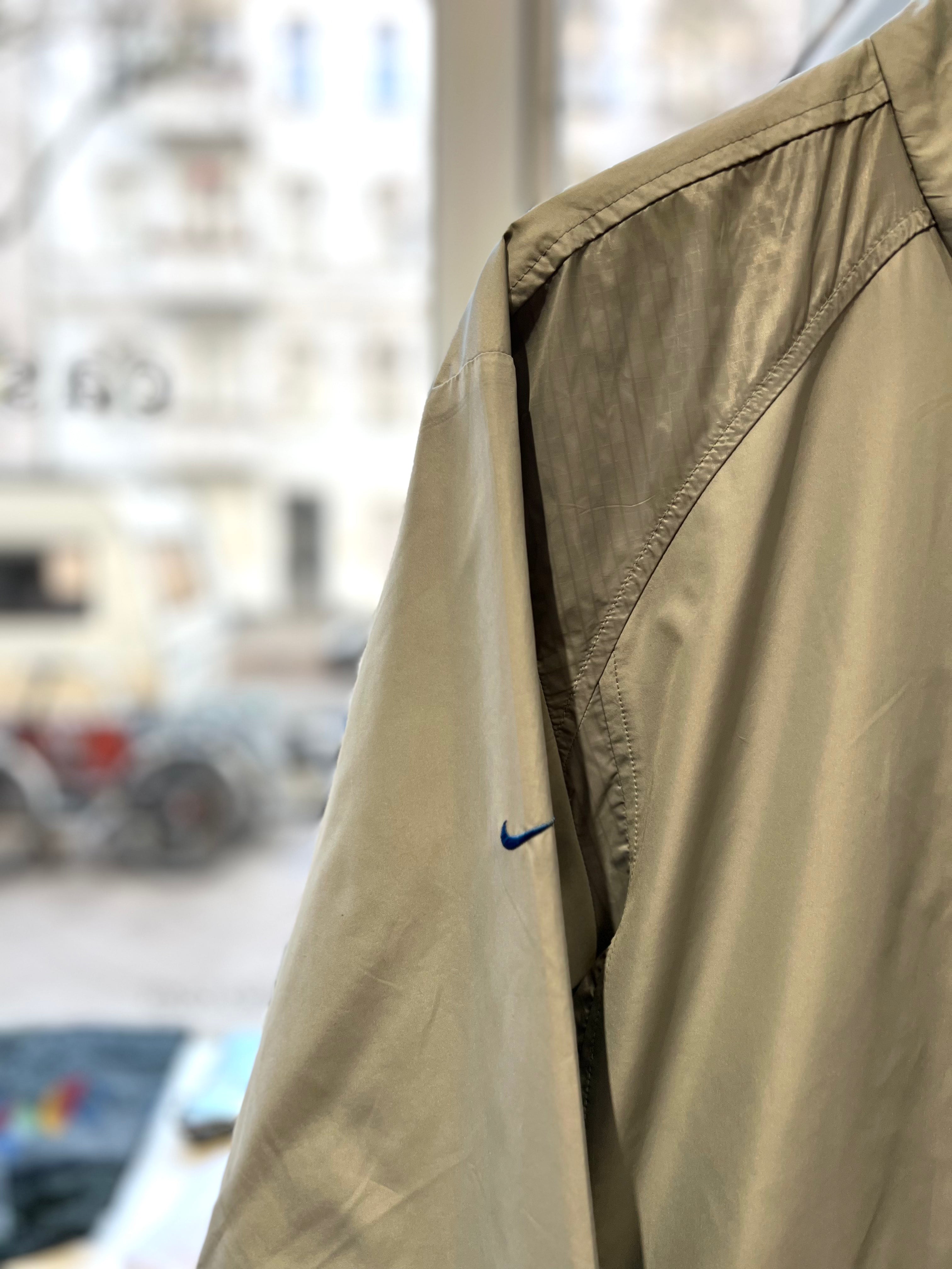 Nike lightweight half-zip jacket　