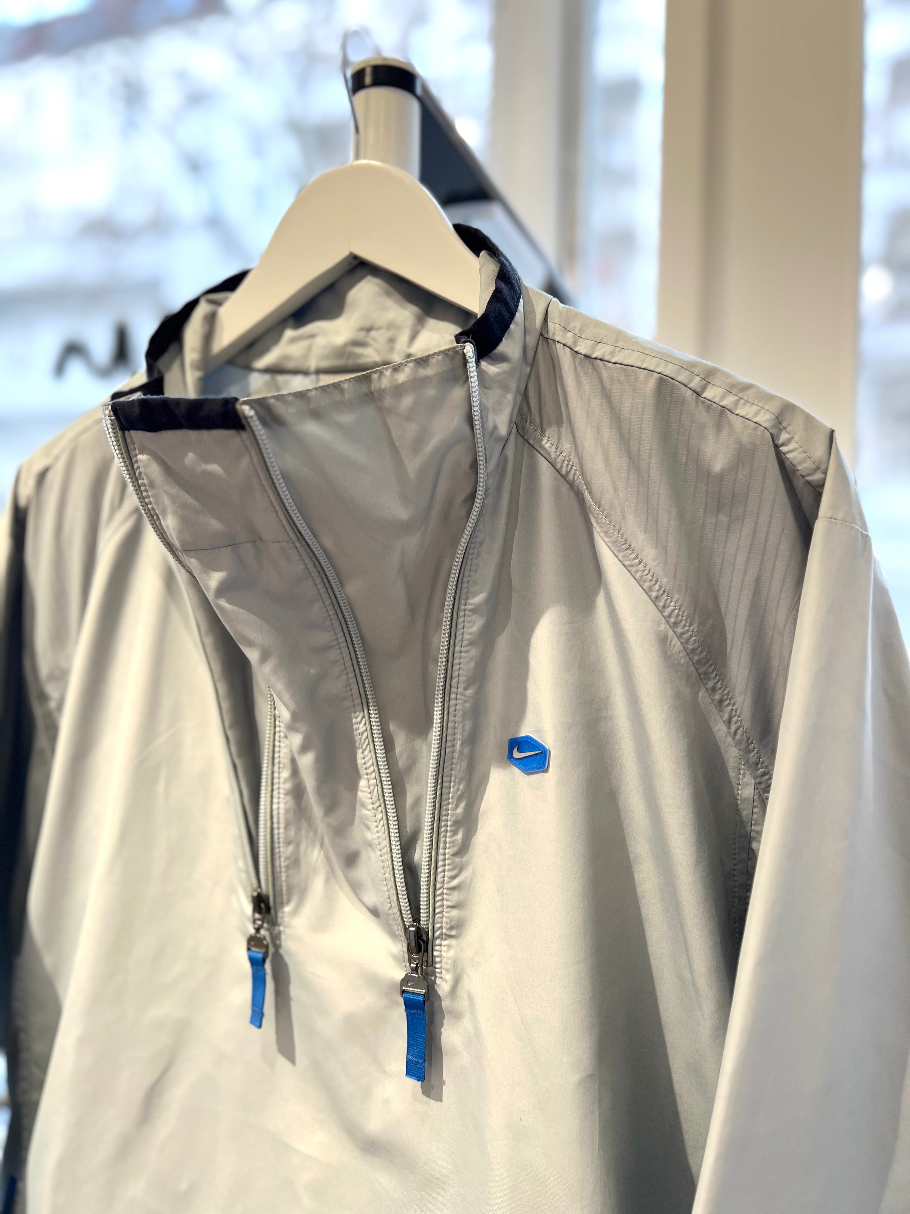 Nike lightweight half-zip jacket　