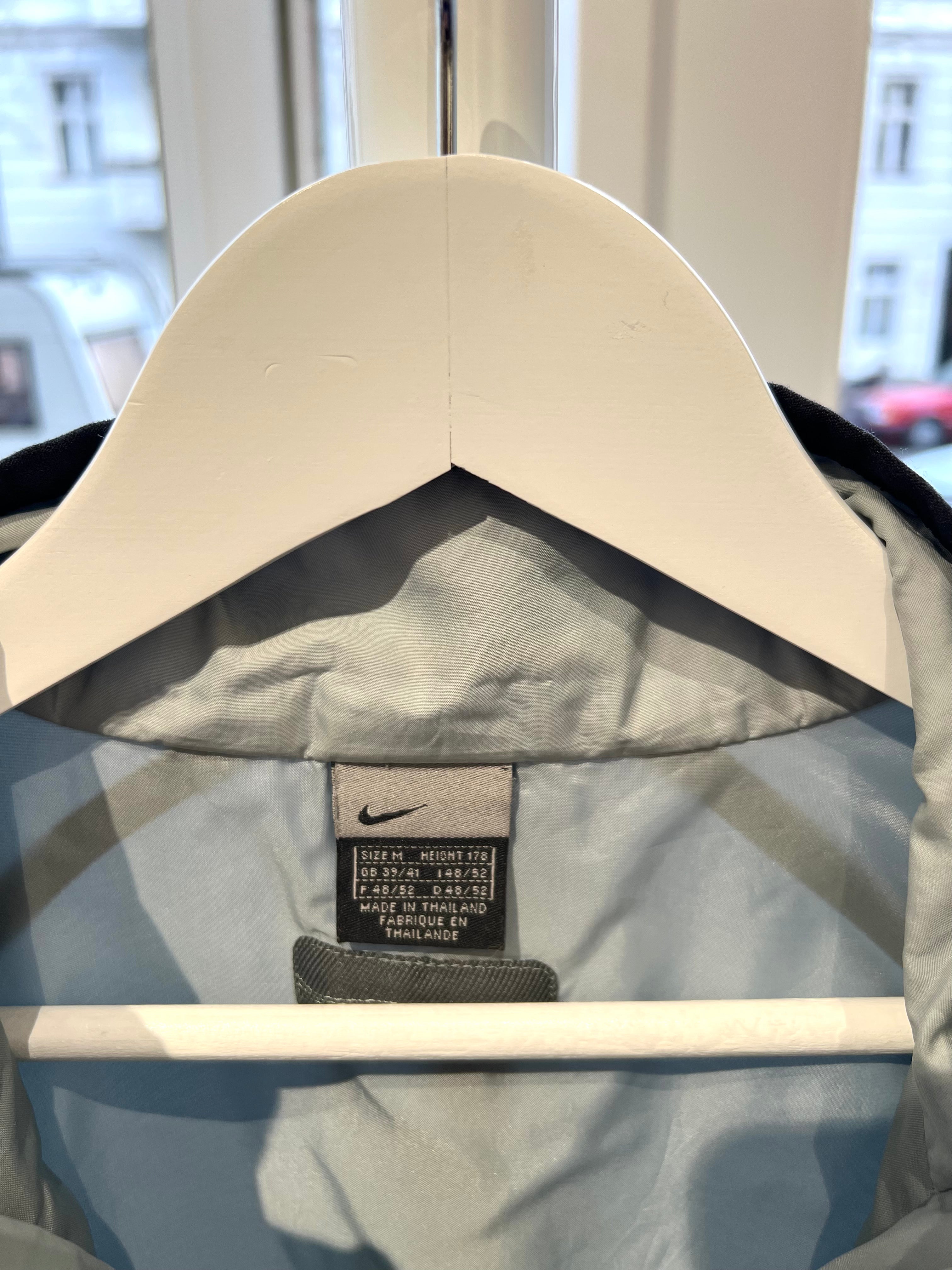 Nike lightweight half-zip jacket　